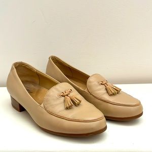 Trotters Nude Loafers size 7.5